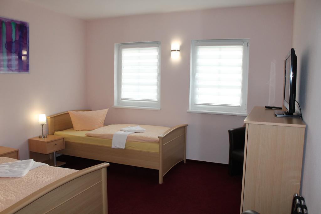 Hotel Pension Schwerin-Haus Schreiber Schwerin  Zimmer foto